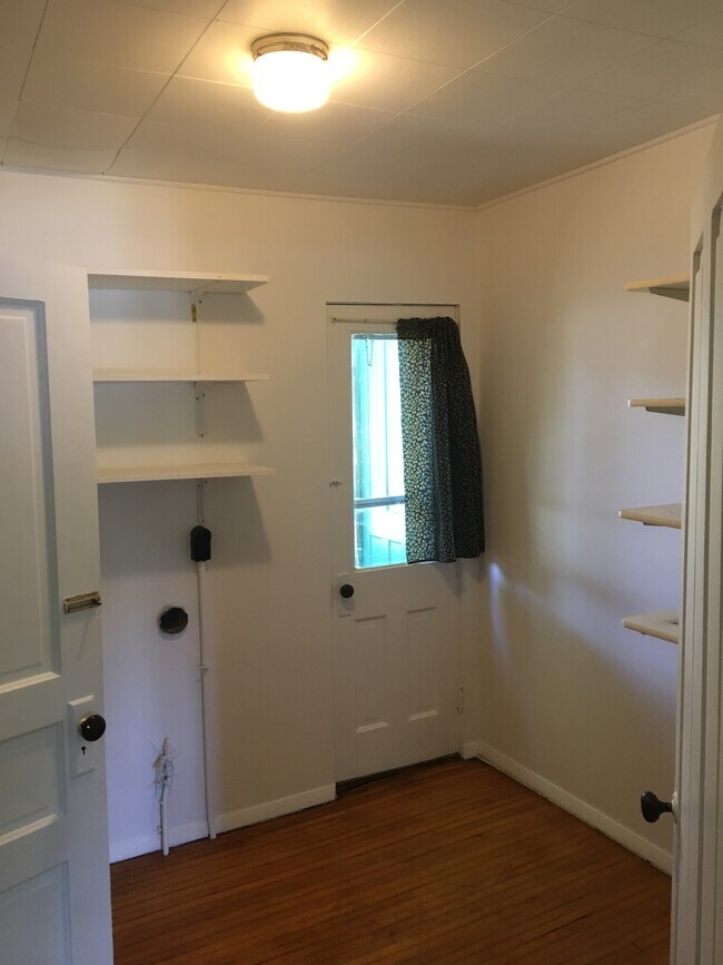 624 E Mill St Unit lower, Plymouth, WI 53073 Apartments Plymouth, WI