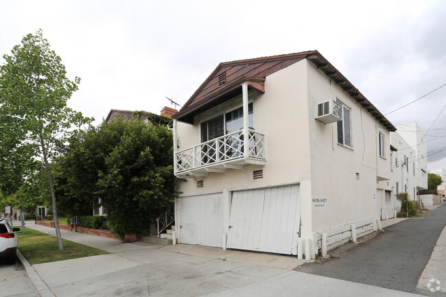 Building Photo - 156 S Reeves Dr