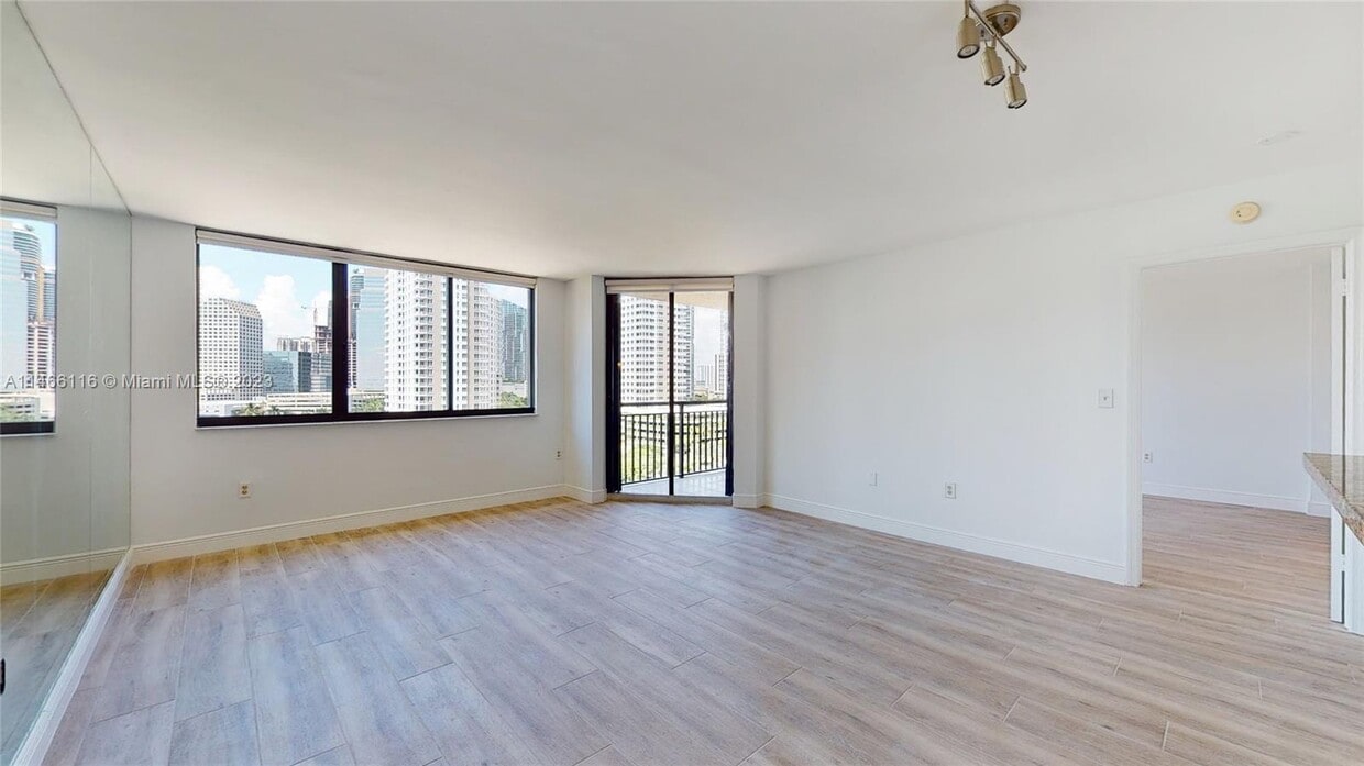 Primary Photo - 540 Brickell Key Dr