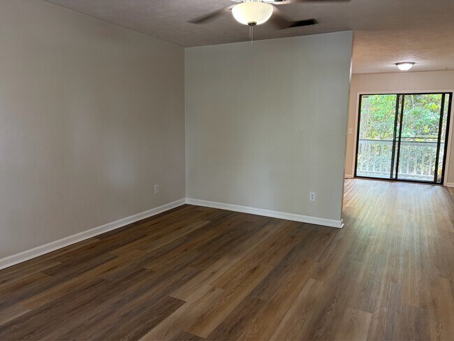 Foto del edificio - 220 Atkinson Dr