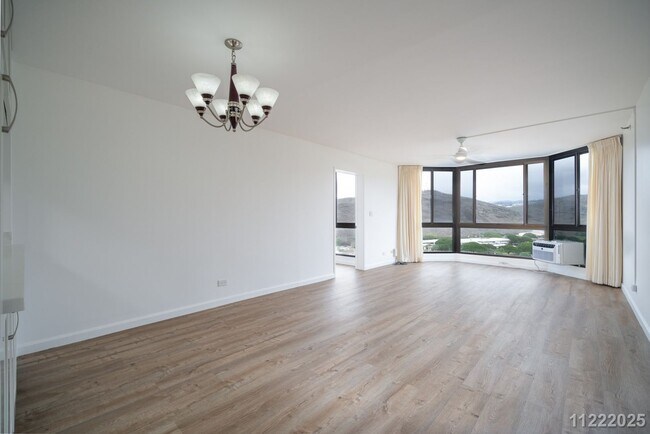 Foto del edificio - Move-In Ready – Fully Renovated Penthouse Unit | Central Location