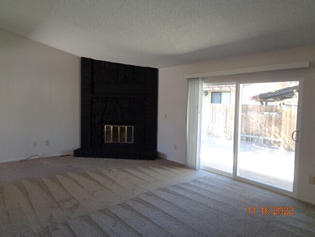 Foto del edificio - Excellent Mojave Camelot Neighborhood 2 Be...