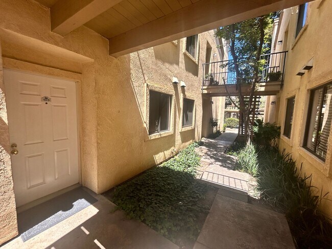 Foto del edificio - Charming 2 Bedroom, 2 Full Bath Condo Modesto