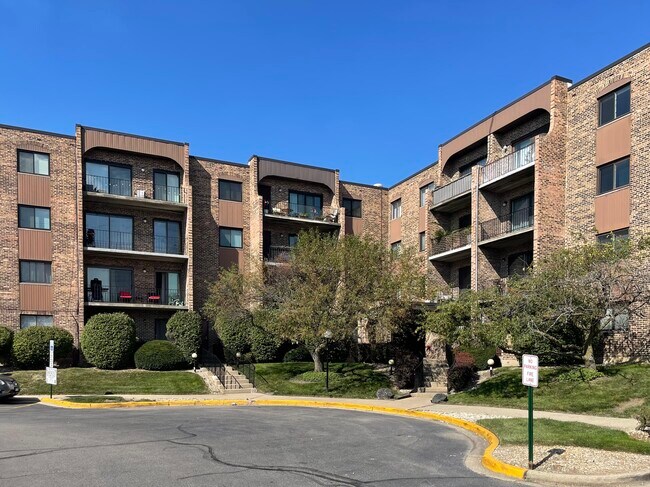 Building Photo - 601 W Huntington Commons Rd
