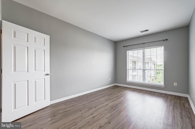 Building Photo - 4870 Eisenhower Ave