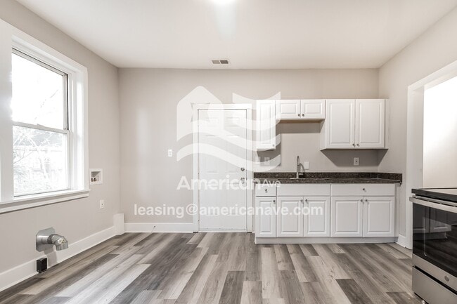 Foto del edificio - 295 Strickland Ave