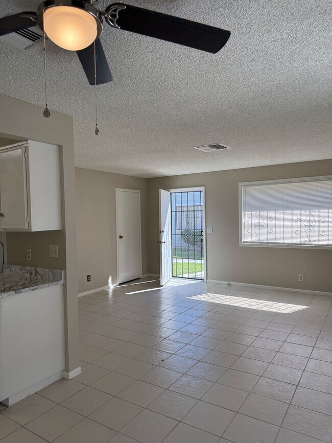 Foto del edificio - 3619 Villa Knolls E Dr