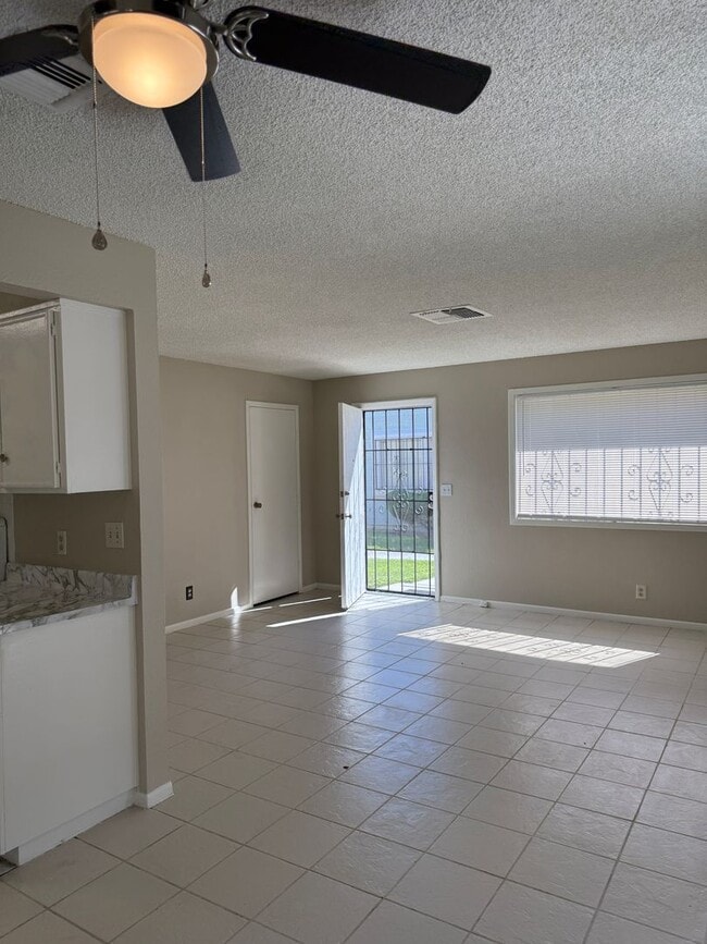 Building Photo - 3619 Villa Knolls E Dr