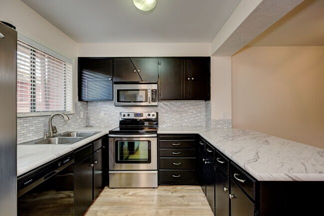 Foto del edificio - Central 2 bed 1.5 bath Townhouse