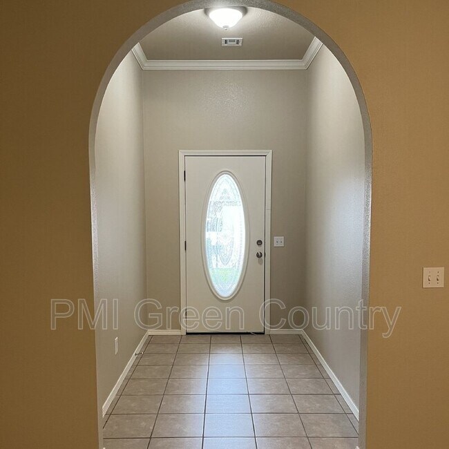 Building Photo - 402 W 125th St S