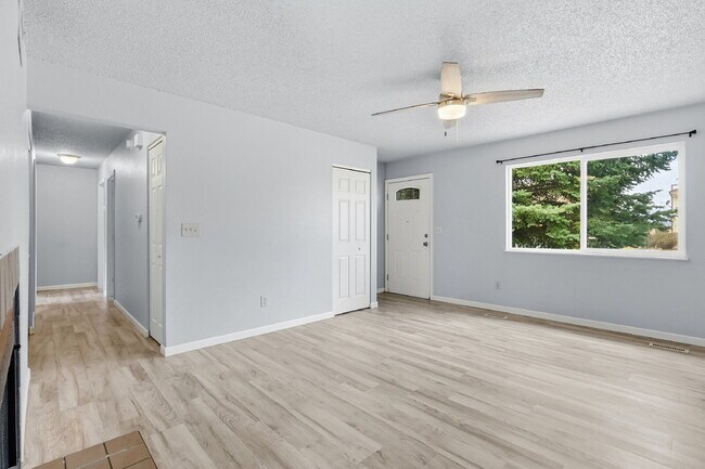 Building Photo - $1,840.95 - 3 Bed, 2 Bath Home with fenced yard and $300 move in special.