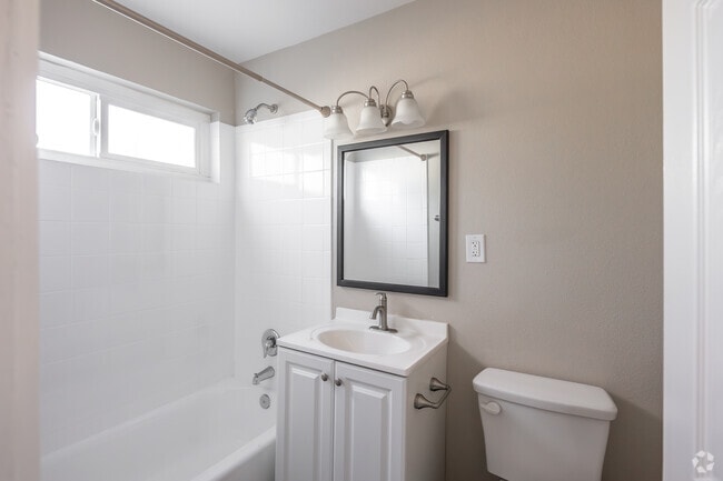 1BR, 1BA - 590SF - Bathroom - 1495 Peterson Ave