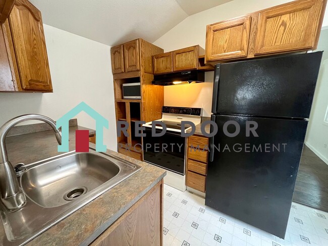 Building Photo - 1405 Duplex SQD LLC -E