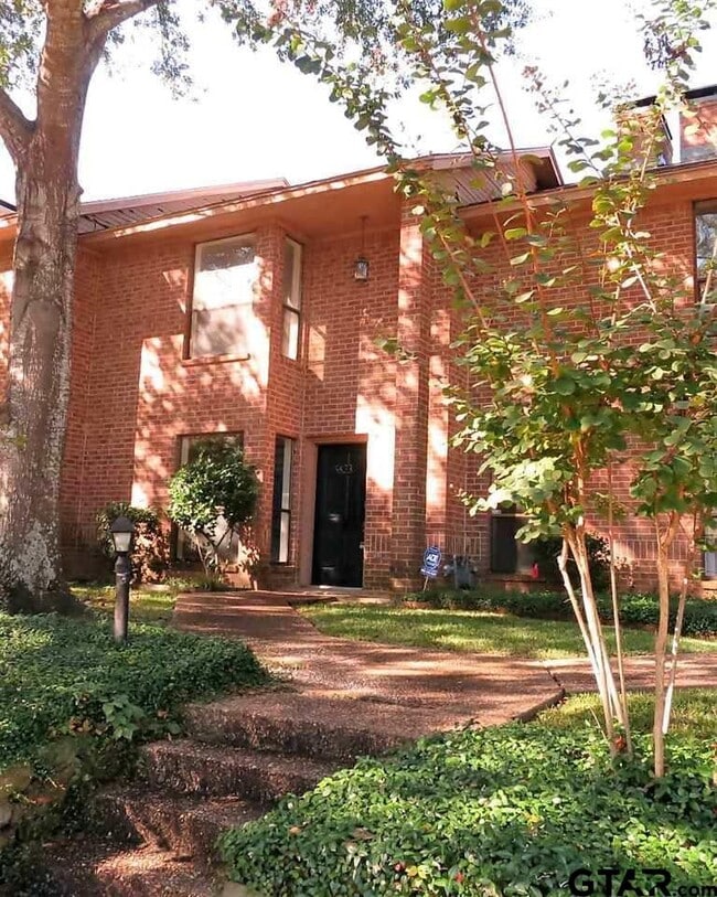 Building Photo - 5823 Hollytree Dr