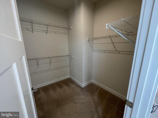 Foto del edificio - 8715 Shady Pines Dr