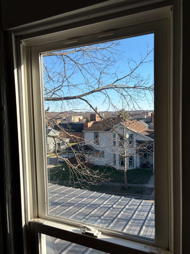 Building Photo - 208 Forest St