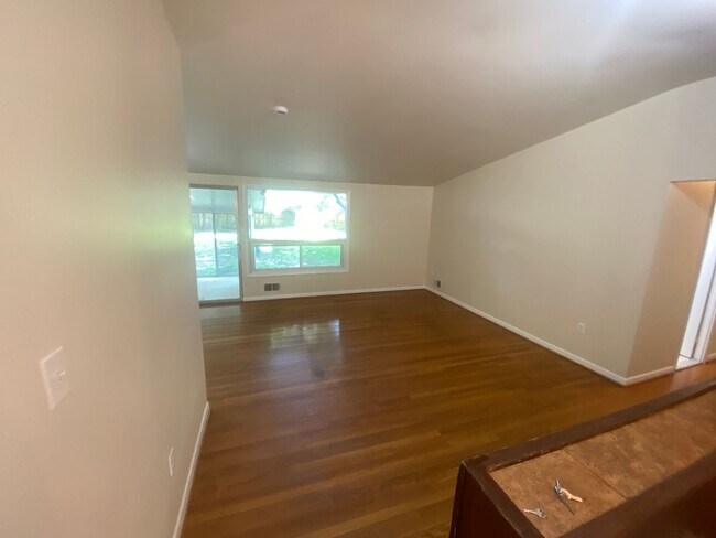 Foto del edificio - A spacious three bedroom/ three bath split...
