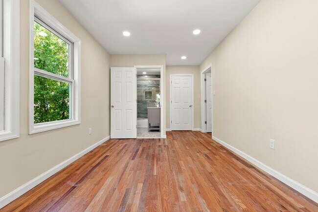 Building Photo - 1484 Sylvan Ter