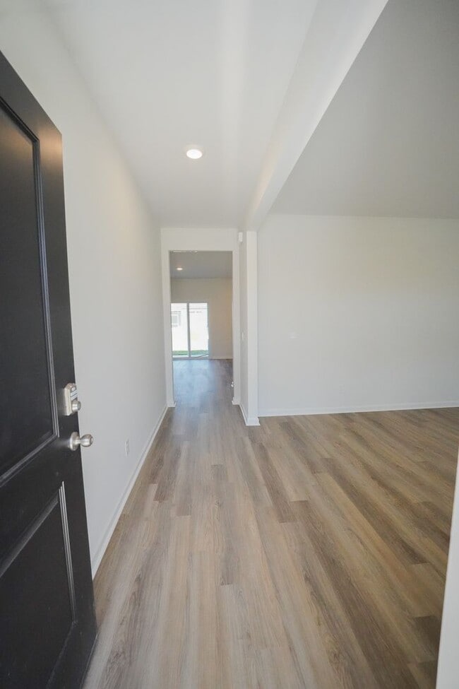 Foto del edificio - Available Now!