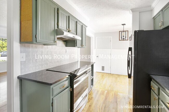 Building Photo - 725 Riverdale Dr