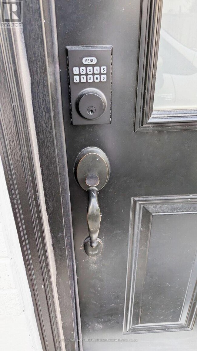 Photo du bâtiment - 2301 Lawrence Ave W