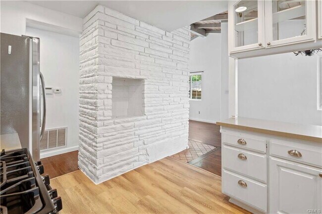 Building Photo - 5257 Sale Ave