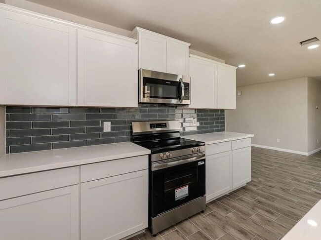 Building Photo - 3828 Anderson Villa