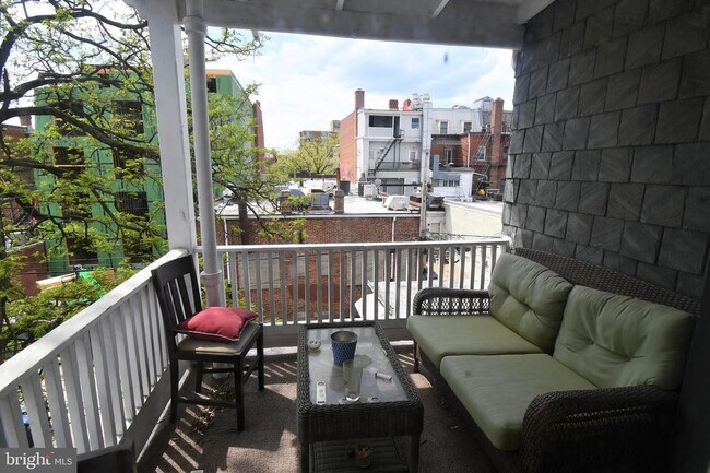 Foto del edificio - 2622 Woodley Pl NW