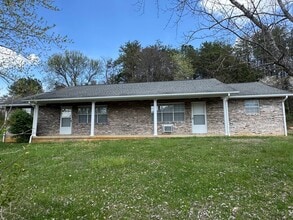 Building Photo - 616 Commanche Dr