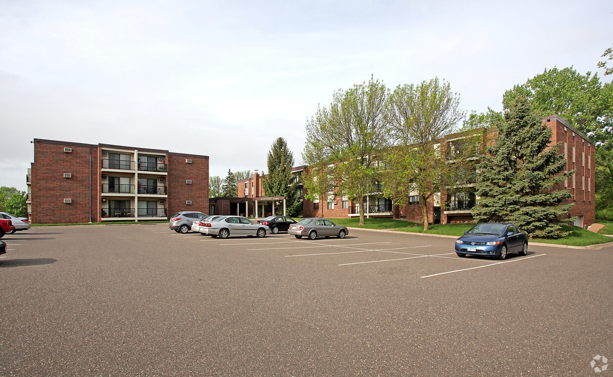 Hunters Park Apartments in Arden Hills, MN
