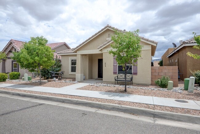 Building Photo - Amazing Three Bedroom - Rio Rancho & Berna...