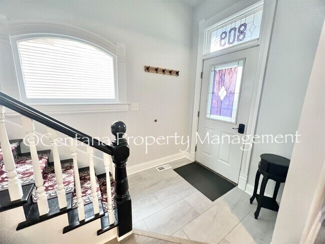 Building Photo - 809-811 W Granite