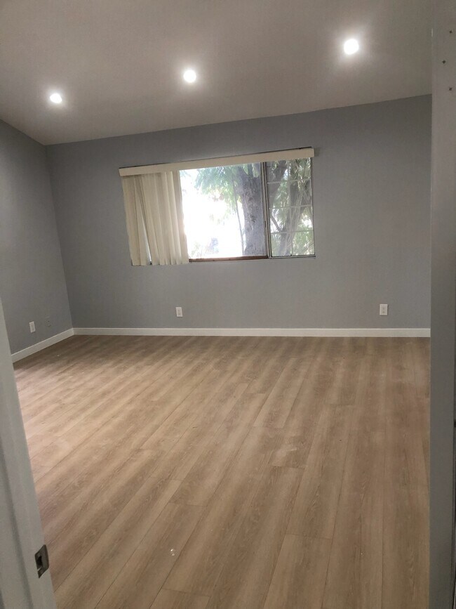 Foto del edificio - 7639 Kester Ave