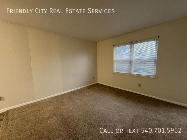 Building Photo - 447 S Main St