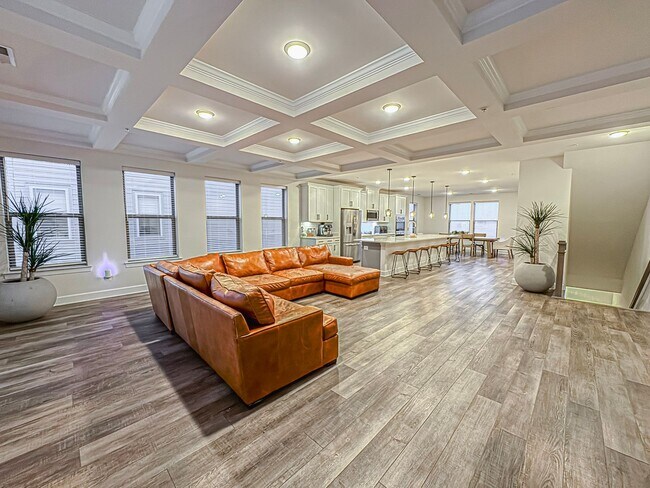 Foto del edificio - Modern 3 Bed 2.5 Bath End-Unit Townhome With Deck In The Landing At Cannon Branch