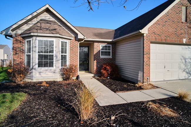 Building Photo - Quaint 3BDRM, 2BA Home with Privacy Fence!...