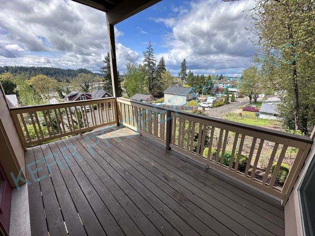 Foto del edificio - THE FIRST FULL MONTH'S RENT IS FREE! Charming 3-Bedroom Tri-Level Retreat in Estacada with Spacio...