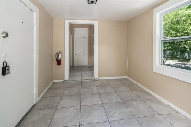 Building Photo - 418 E Amelia Ave