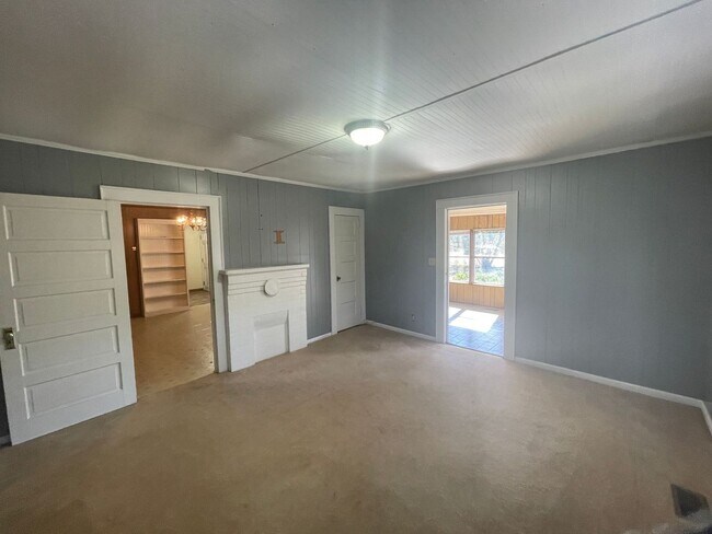 Foto del edificio - 2 bedroom 1 bath house available