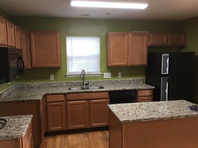 Foto del edificio - 2435 Sunset Oaks Dr