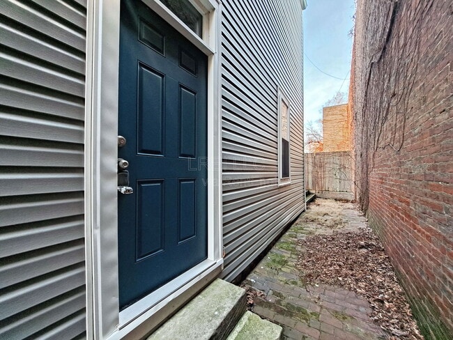 Photo - 925 E Madison St Apartment