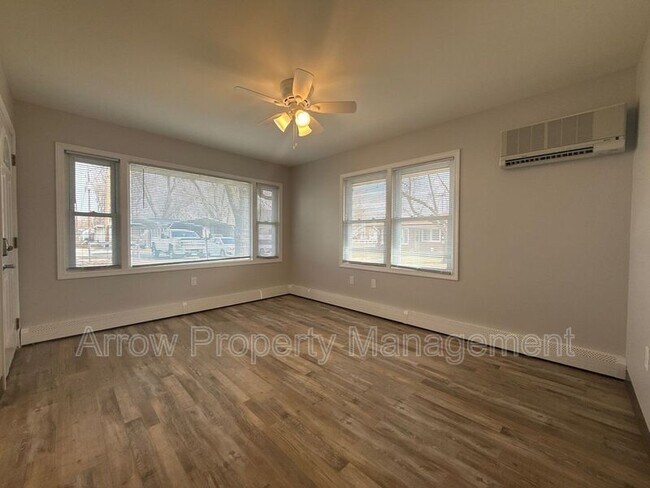 Building Photo - 407 H St