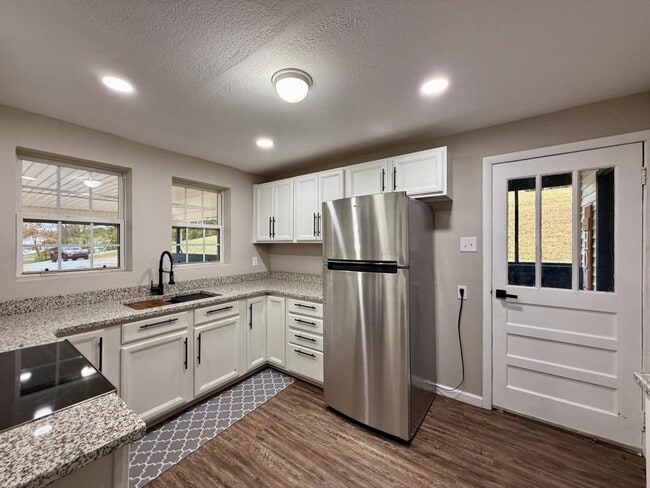 Building Photo - 11025-11107 107 Cutoff