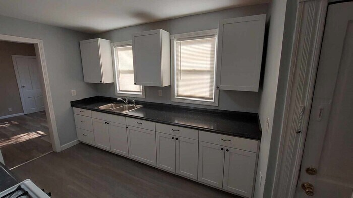 Foto principal - newly remodeled 3 bedroom downstairs