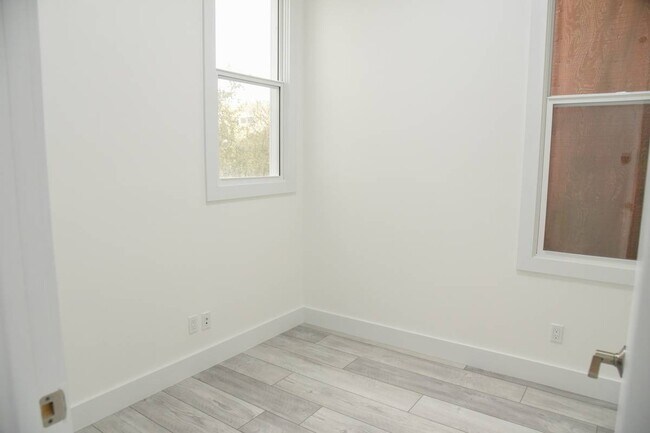 Building Photo - 755 6th Ave