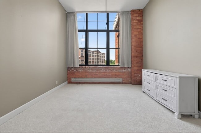 Building Photo - 526 Plum St