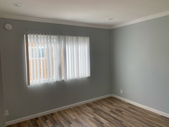 Building Photo - 1028 N Mariposa Ave