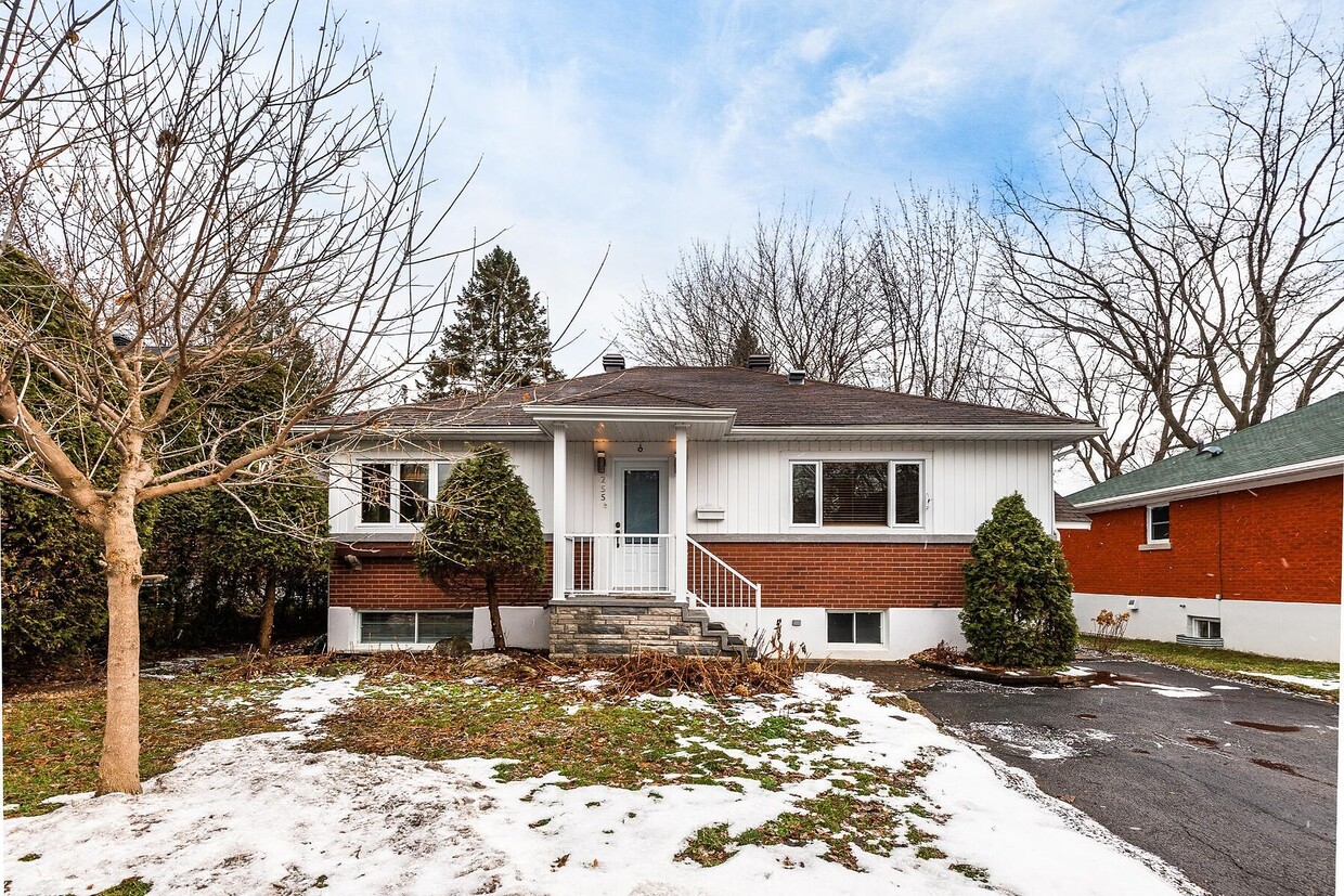 Primary Photo - 255 Av. Alexandra