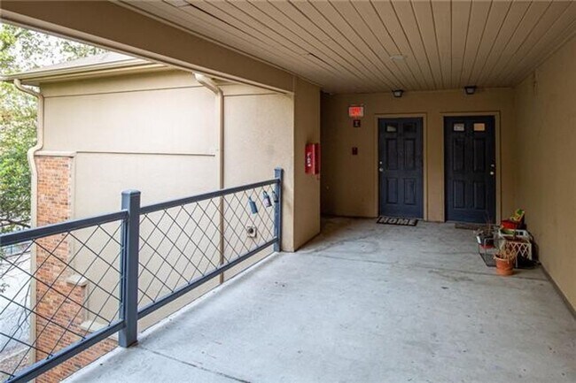 Building Photo - 1/1 Apartment Walking Distance to UT