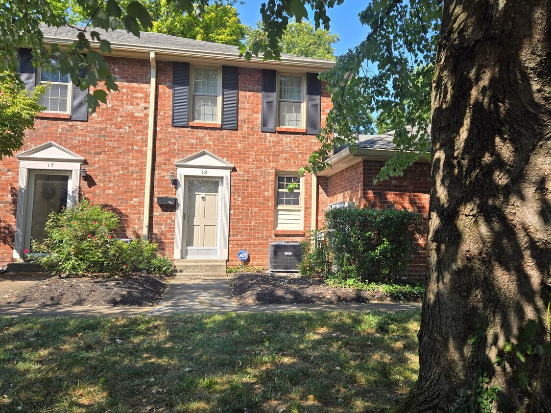 Primary Photo - TOWNHOME w/ PRIVATE BACK PATIO!